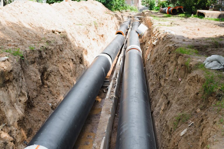 Tubulação esgoto sendo instalada